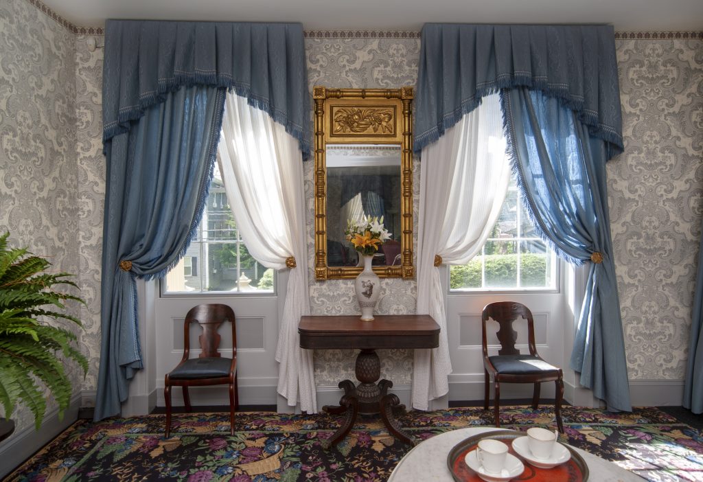 Farnsworth Damask Wallpaper - A