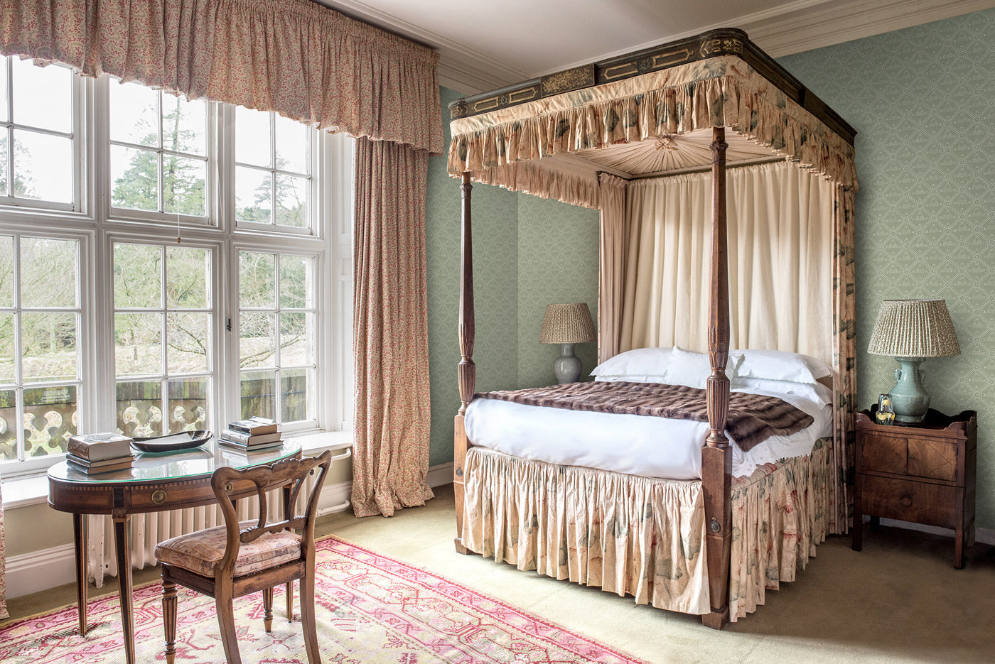 The Queen's Necklace Wallpaper - Chalk Green