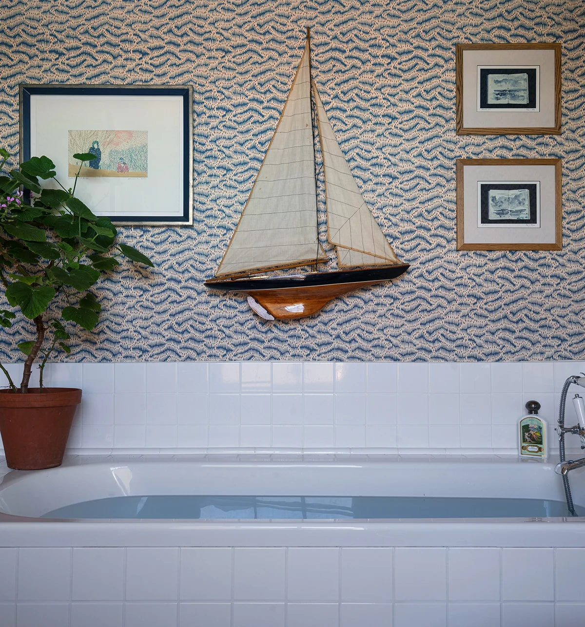 Daphne's Feathers Wallpaper - Indigo
