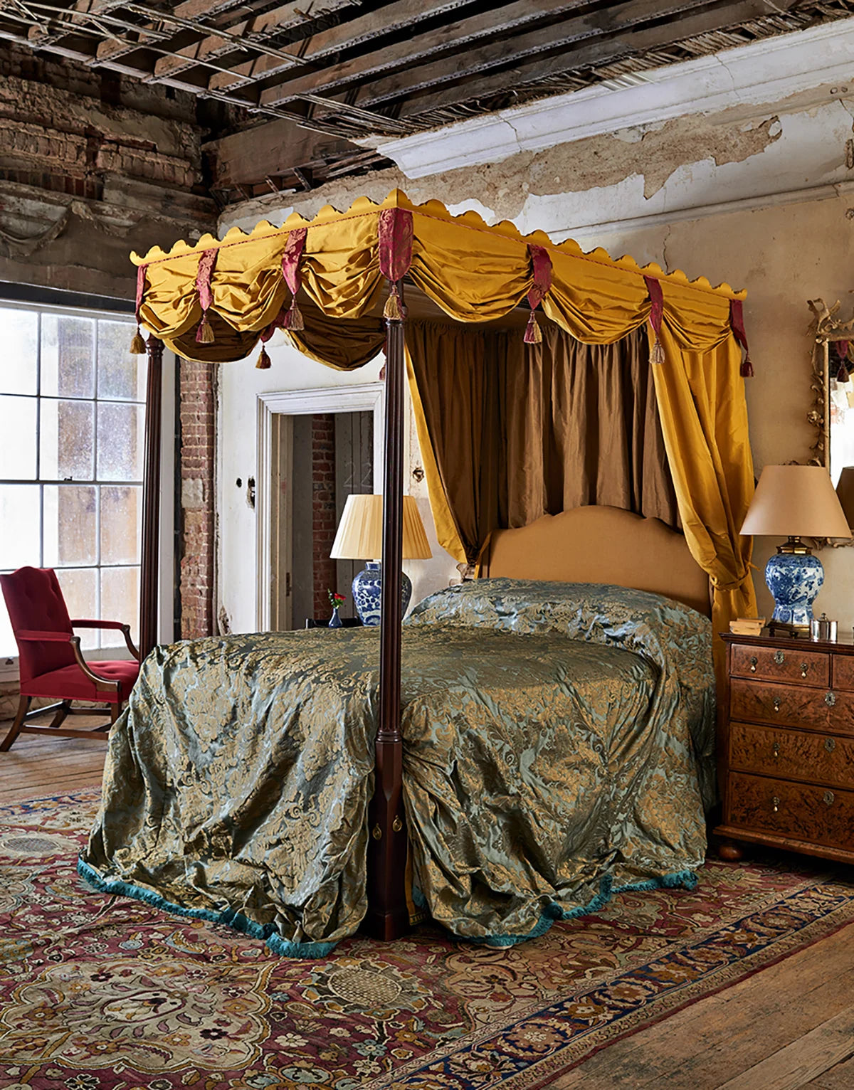 Chamberlayne Bed Queen - Antique Mahogany - Painted Cornice