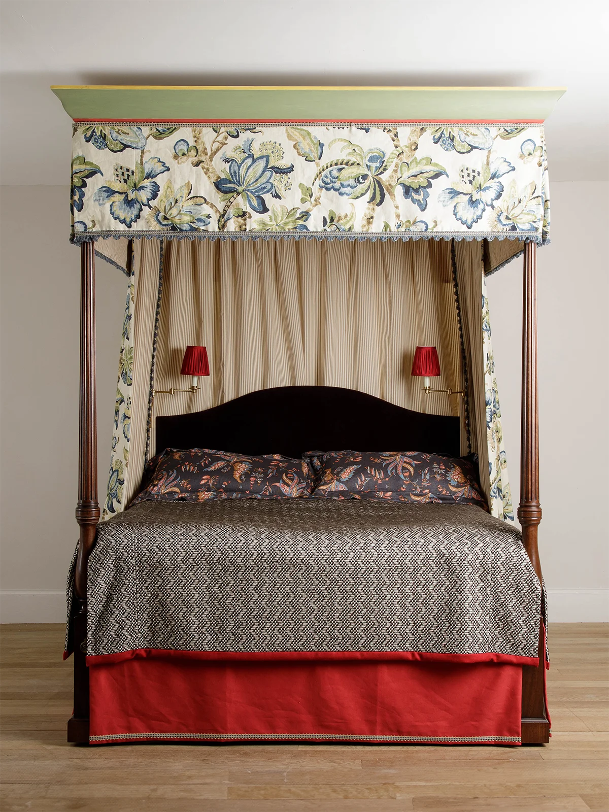 Devonshire Bed Queen - Antique Mahogany - Painted Cornice