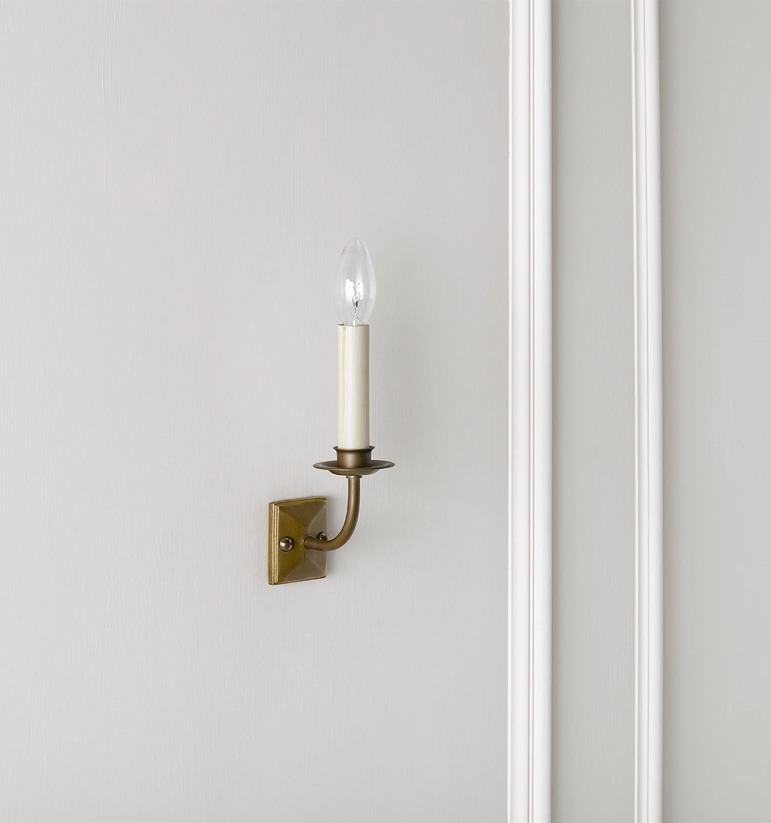 Diddling Light with US Mounting Plate - Antique Brass